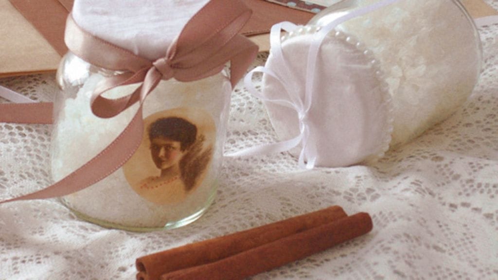 Hajusta merisuola eteerisellä öljyllä.