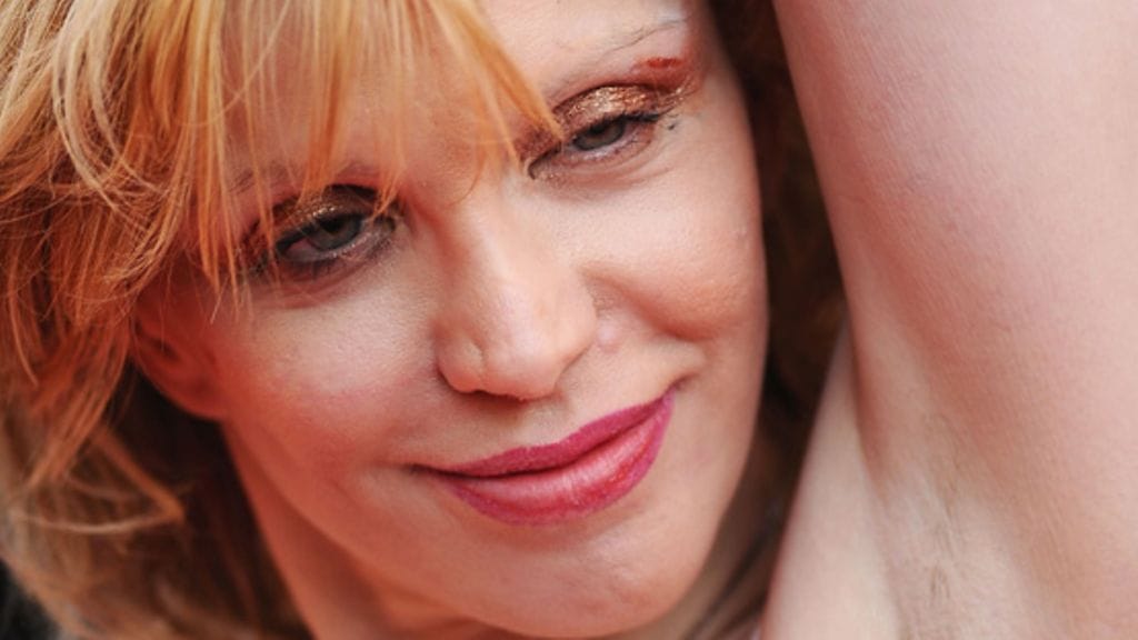 Valitsiko neiti Love punaiselle matolle ylleen yöpaidan This Must Be The Place -elokuvan ensi-iltaan?