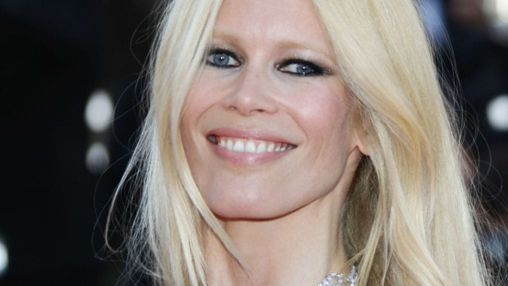 Intialainen näyttelijä-malli Mallika Sherawat pukeutui punaiselle matolle omituiseen nyöriasuun.