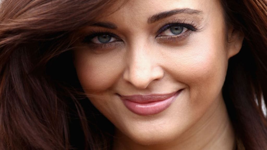 Aishwarya Rai nähtiin ensimmäisenä iltana Cannesissa toisen olan paljastavassa upeassa asussa.