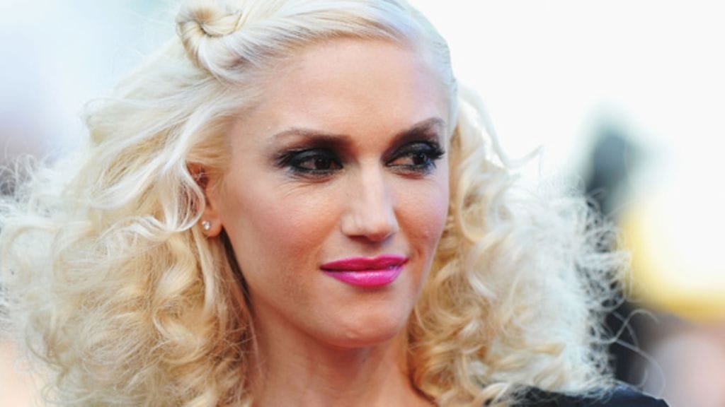 Stefani ei häpeillyt rintakehänsä paljastamista loisteliaassa asussaan.