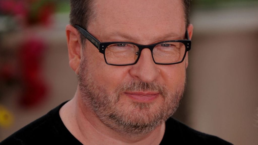 Melancholian kuvaustilaisuudessa ennen ensi-iltaa ohjaaja esitteli uutta erikoista tatuointiaan.