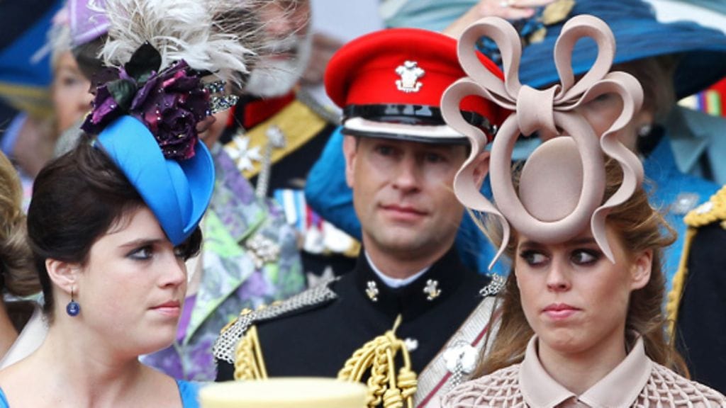 Eugenie (vas.) ja Beatrice kuninkaallisissa häissä 2011.