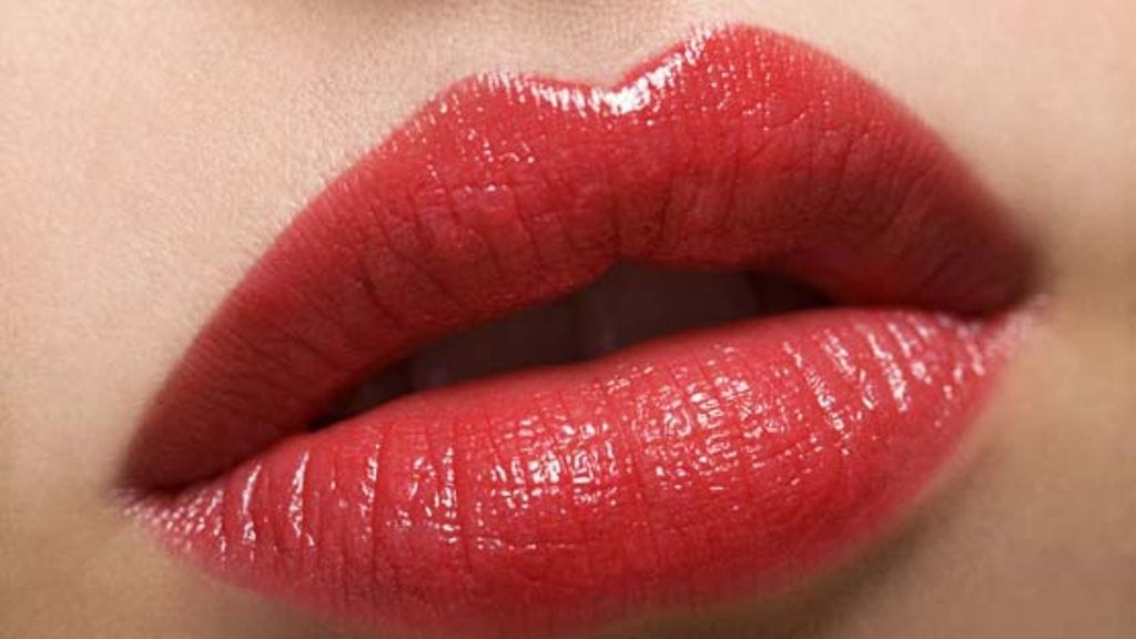 Liika on liikaa. Muistathan huomioida huulimeikkiä miettiessäsi myös kynnet.