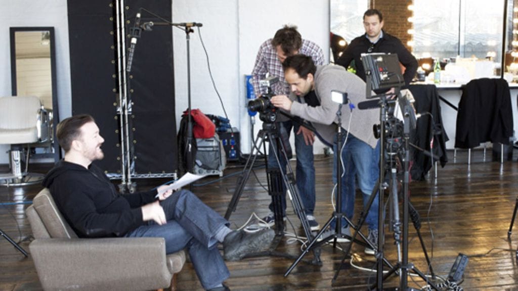 Ricky Gervais poseerasi kanin kanssa hyväntekeväisyyttä varten