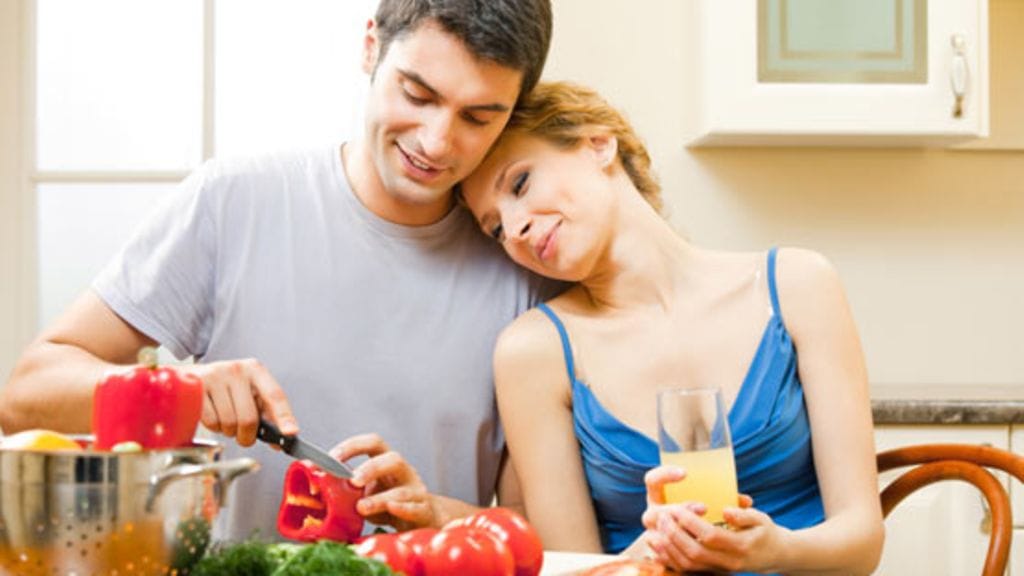 Järjestäkää leikkimielinen ruuanlaittokisa tai kokatkaa valitsemanne teeman mukaisesti.