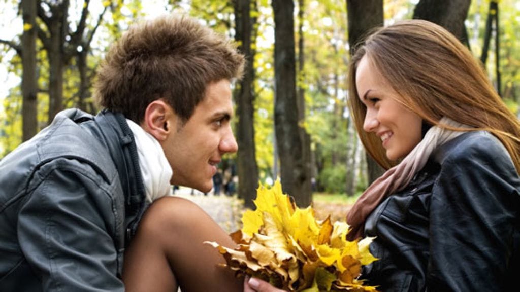 Molemminpuolinen luottamus ja yhteinen huumorintaju ovat parisuhteen kulmakiviä.