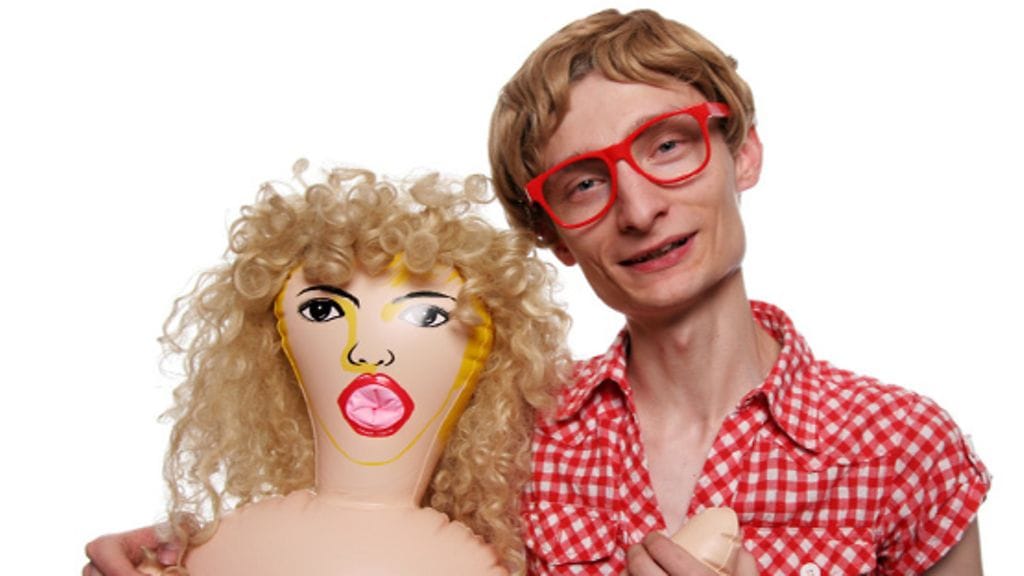 Miljonäärimies on valmis maksamaan maltaita siitä, että joku valmistaisi hänelle seksinuken, joka muistuttaa hänen ex-vaimoaan.