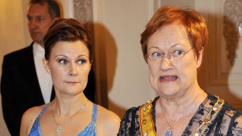 Anna Halonen ja Tarja Halonen juhlivat itsenäisyyttä kierrätyspuvuissa.