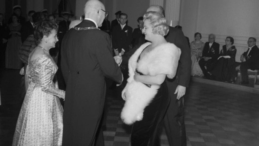 Valkoiseen turkispuuhkaan sonnustautunut Anita Välkki kättelemässä presidentti Urho Kaleva Kekkosta.