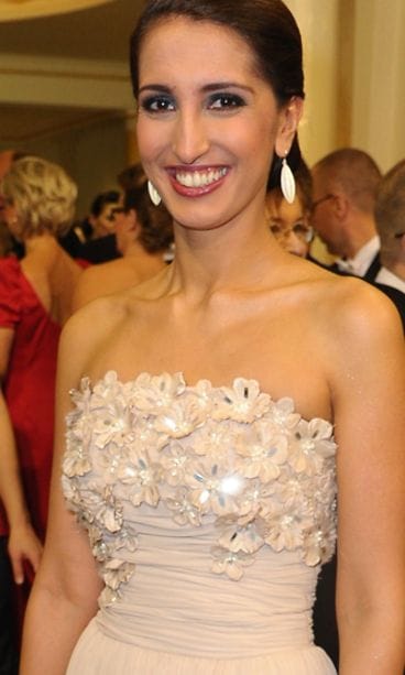 Nasima Razmyarin heleän puvun yläosa oli koristeellinen.