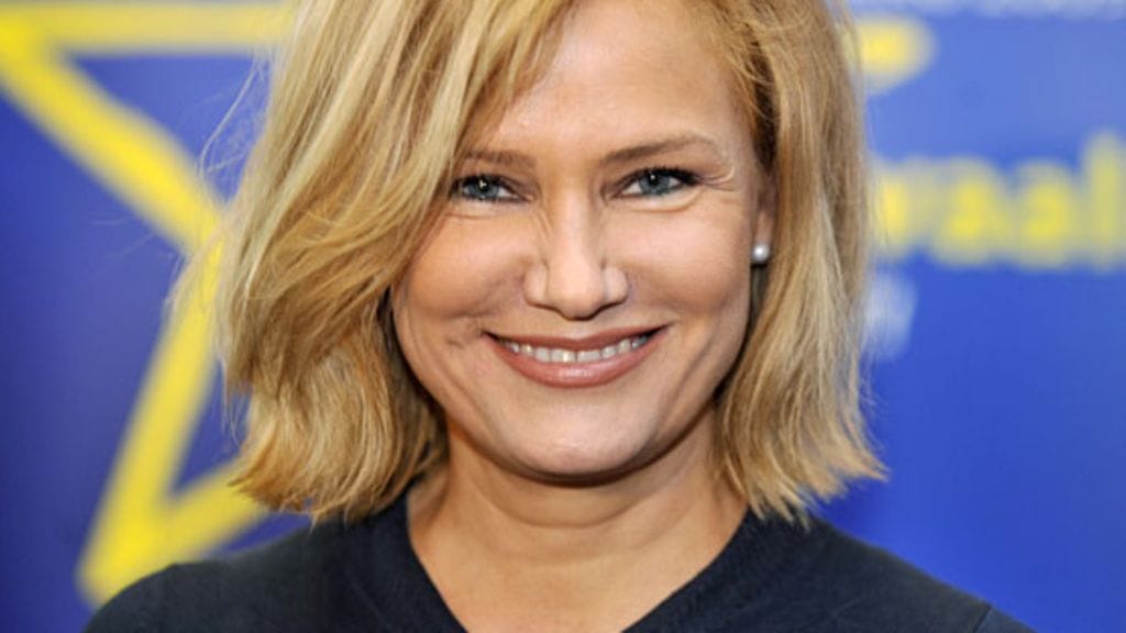 Korholat nähtiin yhdessä vielä viime vuoden Linnan juhlissa. Eija-Riitta Korhola oli valinnut ylleensä upean ja avaran mustavalkoisen asun ja punaisen iltalaukun.