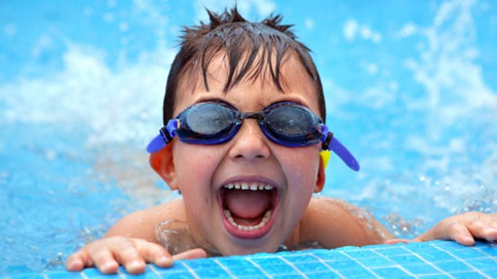 Näyttelijä Naomi Wattsin poika pitää kiukustuneena äitinsä kädestä kiinni.