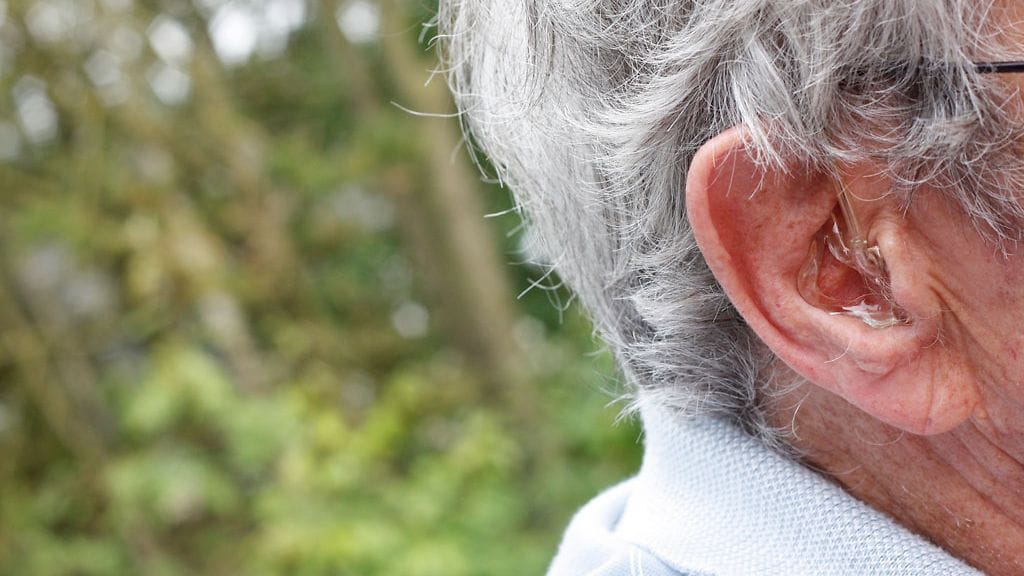 Huonokuuloinen Veijo, 81, halusi kuulolaitteen, mutta kunta ei sitä suostunut tarjoamaan. Kuvituskuva.