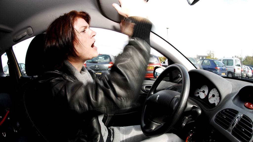 Tunteet saattavat joskus kuumentua liikenteessä. Kuvituskuva.