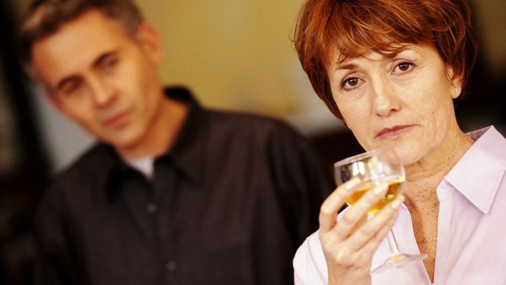 Alkoholistin itsensä lisäksi apua ja tukea tarvitsevat myös omaiset. Kuvituskuva.