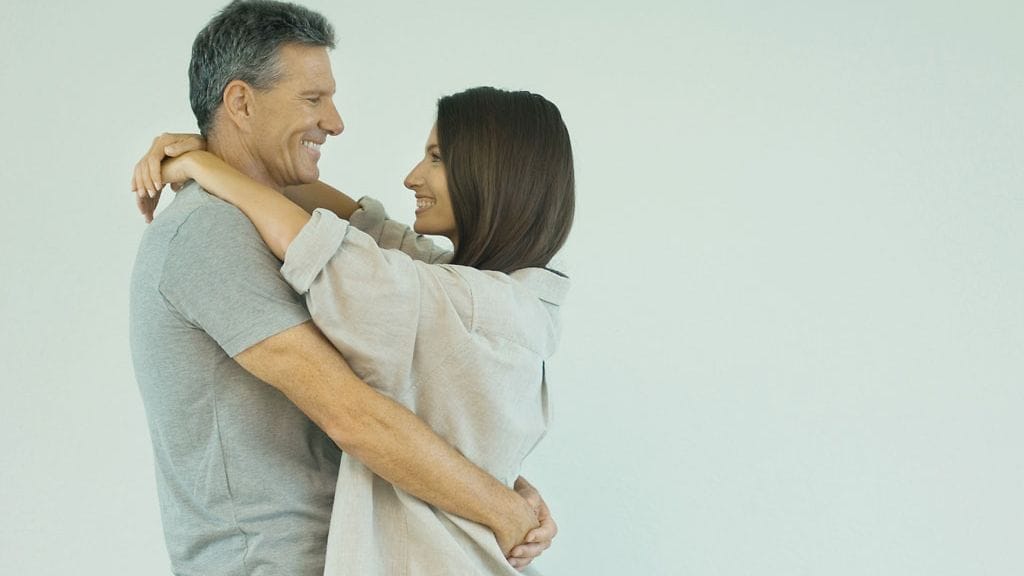 Tiina rakastui nuorena huomattavasti vanhempaan mieheen, mutta onni on kestänyt. Kuvan henkilöt eivät liity juttuun.