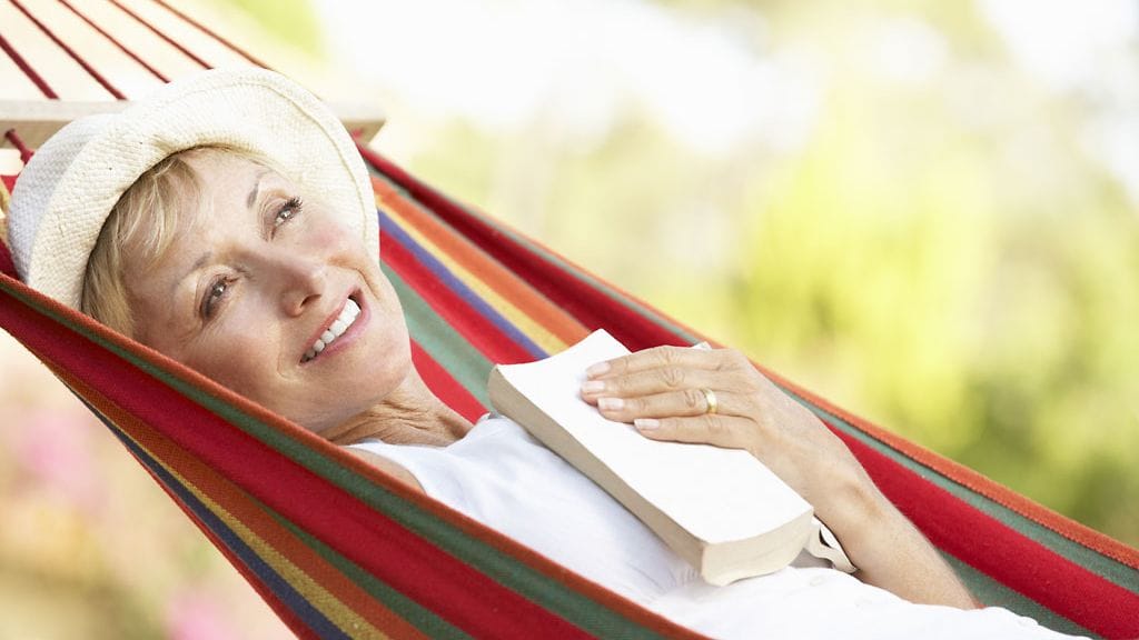 Hellepäivinä tehdään rauhallisia ja mieluisia asioita. Kuvituskuva.