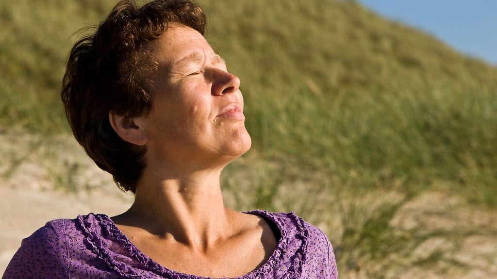 Jonna yllättyi aurinkokeratoosista, sillä hän ei ole koskaan ollut auringonpalvoja. Kuvituskuva.