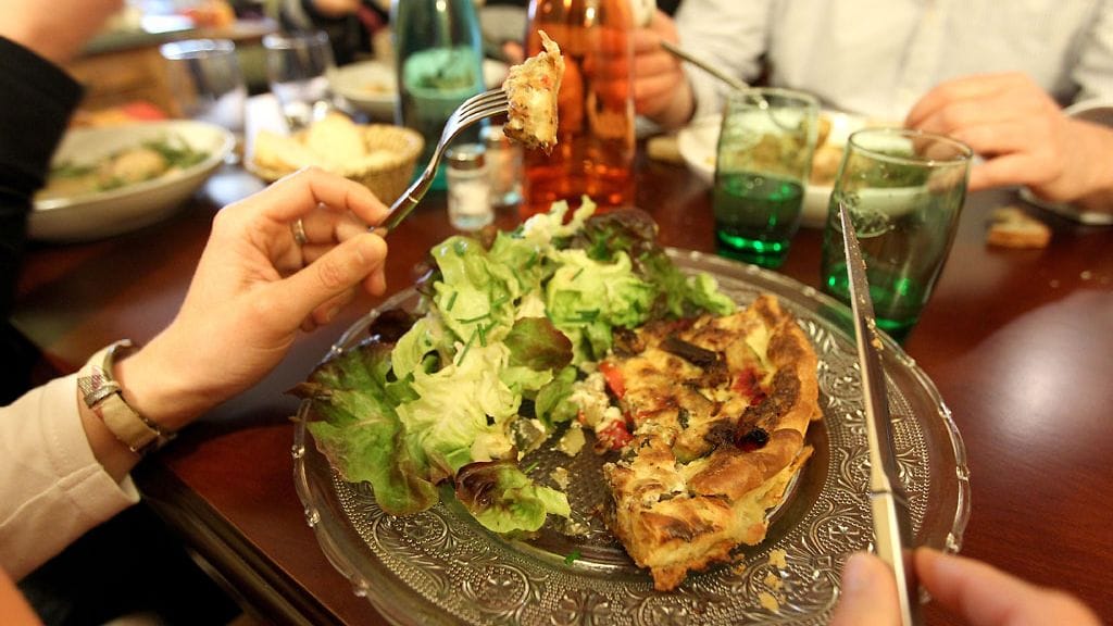 Matkoilla kannattaa olla varuillaan kypsentämättömän ruoan ja epäpuhtaassa vedessä pestyn salaatin varalta. Kuvituskuva.