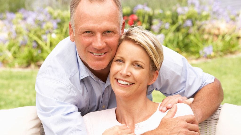 990 vastaajasta neljänneksellä oli ikäeroa kumppaniinsa vain vuosi–kaksi. Kuvituskuva.