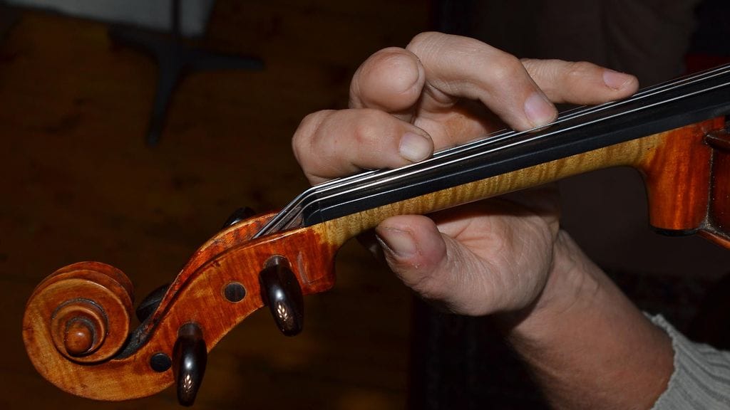 Viulistille tarjottiin alttoviulistin paikkaa, vaikka kyse on kahdesta eri soittimesta. Arkistokuva viulusta.