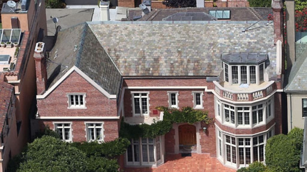 Mayerin talo sijaitsee kadulla, joka on tunnettu rikkaista asukkaistaan.