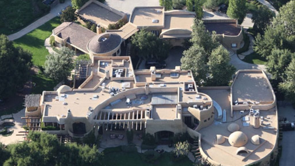 Monipuolisella tontilla on muun muassa koripallo- ja tenniskentät.