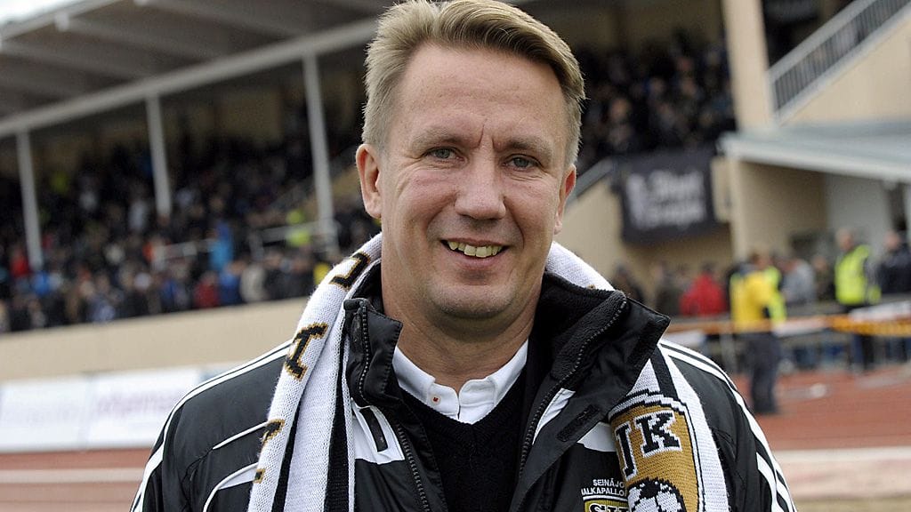 Raimo Sarajärvi nousuottelussa sunnuntaina. 1–1-tasapeli Hakasta tarkoitti SJK:lle liiganousua.