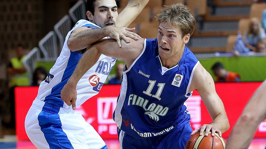 Petteri Koponen vääntää korille.