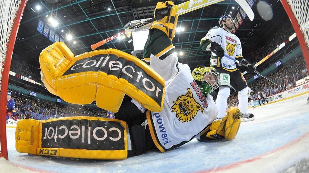 Juha Järvenpää Ilveksen maalilla.