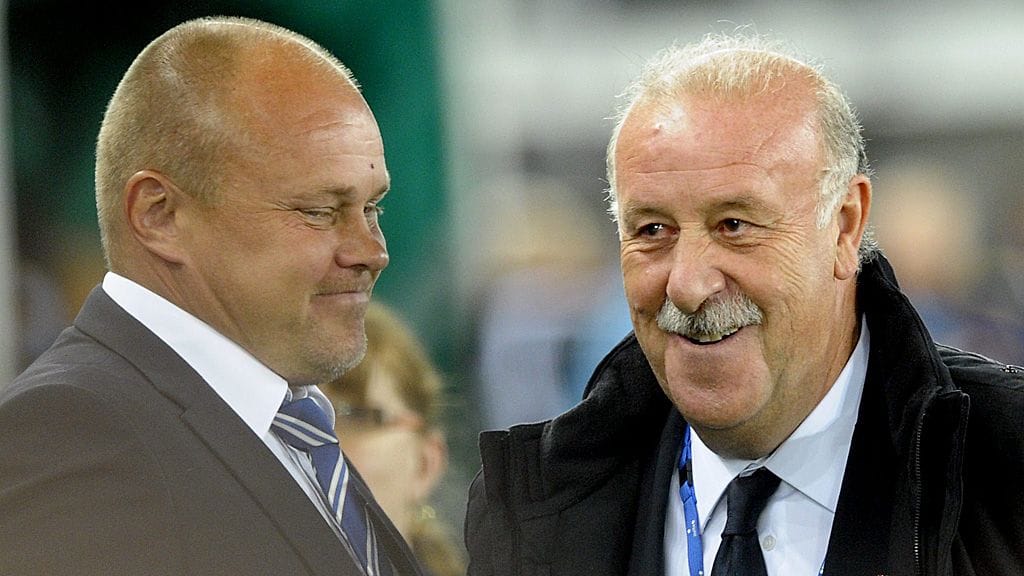 Espanjan Vicente del Bosque kiittää Mixu Paatelaista 2-0-voiton jälkeen.