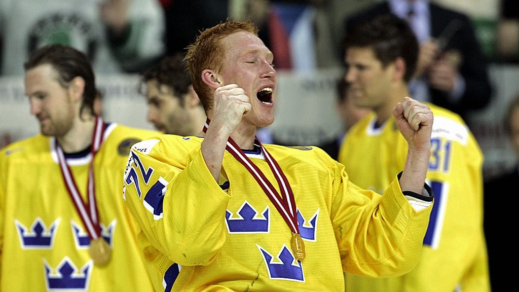 Jörgen Jönsson tuli suomalaisille tutuksi Tre Kronor -paidassa. Kuvassa juhlinnassa vuoden 2006 MM-kultaa.