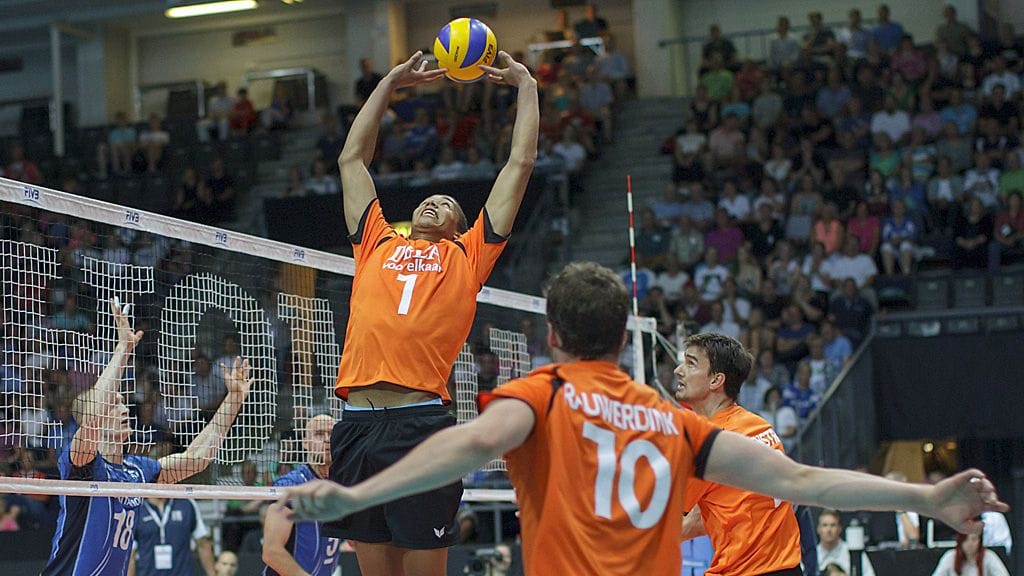 Nimir Abdel-Aziz tarjoilee passia Suomen ja Hollannin Maailmanliigakohtaamisessa 5.7.2013.