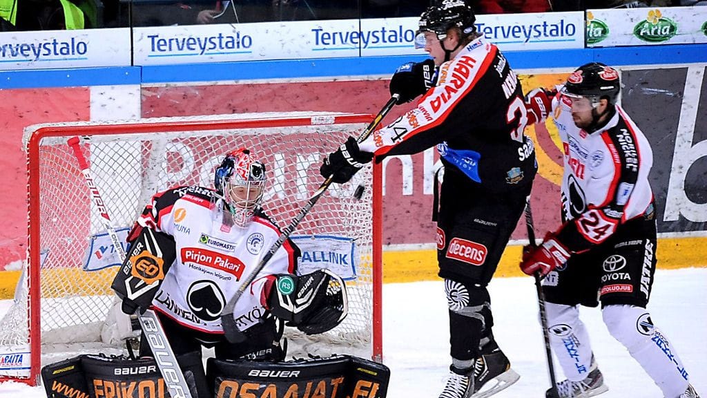 Ässien maalivahti Antti Raanta ja Miko Malkamäki (oik.) torjuvat JYPin Markus Nenosen ohjauksen jääkiekon SM-liigan välieräottelussa JYP vs Ässät 8. huhtikuuta 2013 Jyväskylässä.