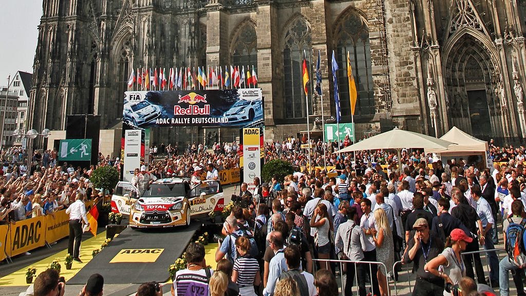 Mikkko Hirvonen Saksan rallin avajaisissa Kölnin tuomiokirkolla.