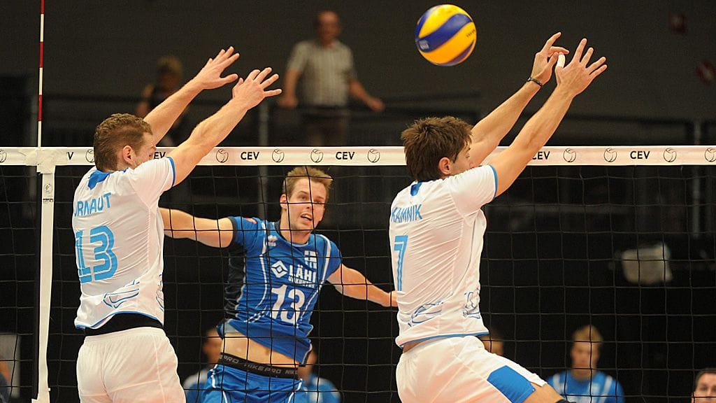 Mikko Oivanen hyökkää Slovenian Tine Urnautin ja Matevz Kamnikin torjuntaa vastaan vuoden 2011 EM-kisoissa.