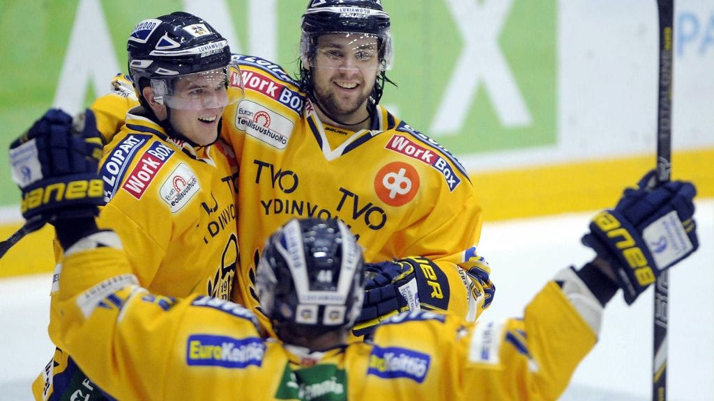 Lukon Joni Nikko (vas.), Jerry Ahtola ja Otto Honkaheimo (selin) juhlivat 2-2-tasoitusmaalia jääkiekon Liigan ottelussa HIFK - Lukko Helsingissä 5. lokakuuta 2013.