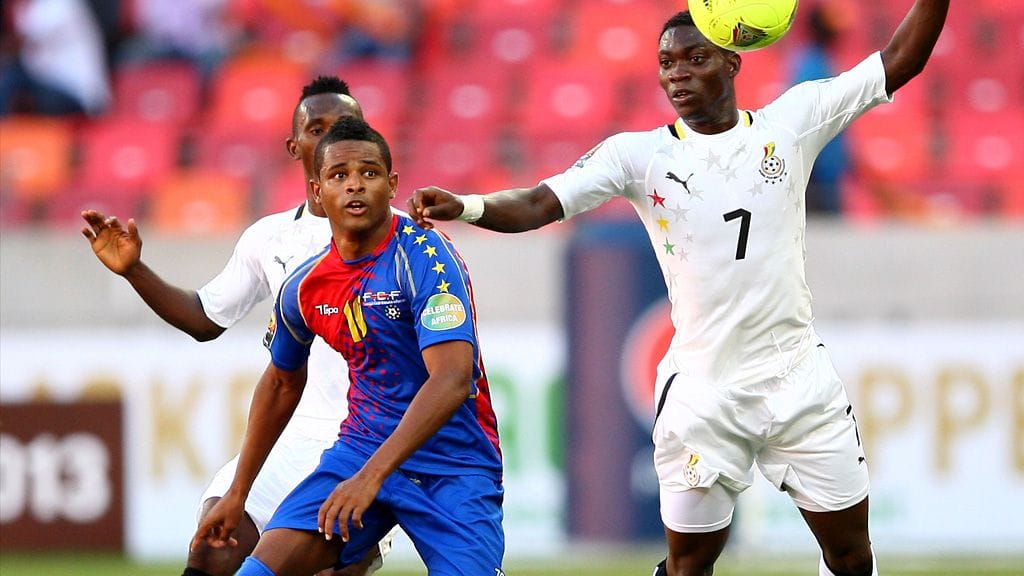 Kap Verden Heldon Ramos (ed. vas.) ghanalaispelaajien keskellä Afrikan mestaruuskisoissa helmikuussa. Kuvituskuva.