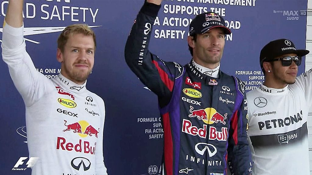 Mark Webber (kesk.), Sebastian Vettel ja Lewis Hamilton Japanin aika-ajojen jälkeen.