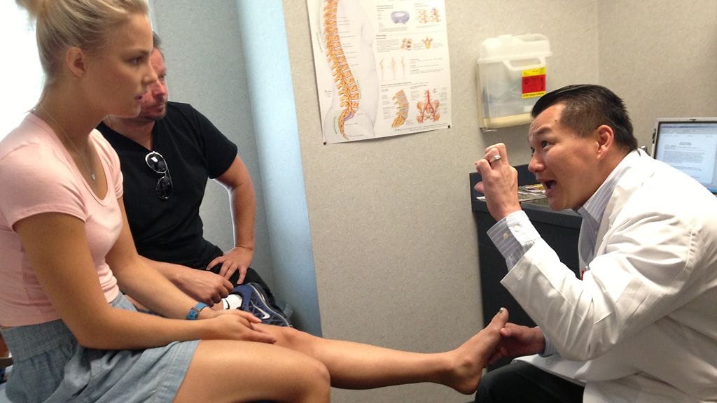 Lääkäri Kenneth Jung tutki Kiira Korven jalan.