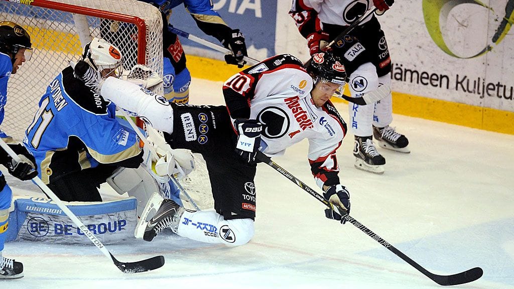 Niklas Hagman Pelicans-maalilla. .