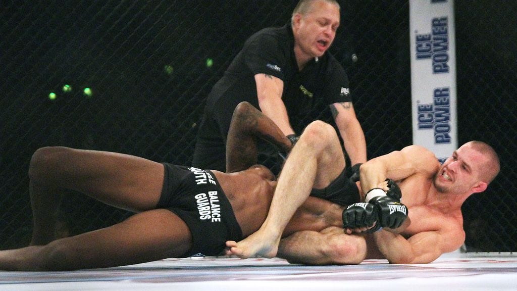 Tom Niinimäki vääntää matossa Walel Watsonia.