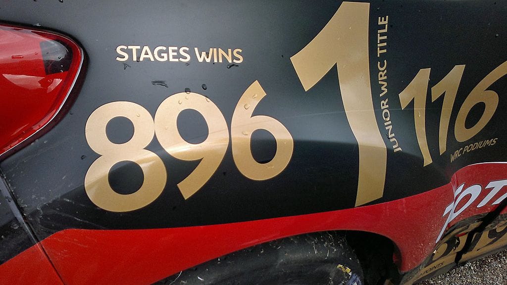 Sebastien Loebin auton kyljessä on perjantain erikoiskokeiden jälkeen vanhentunutta tietoa. Uusi tarkka lukema on 899.