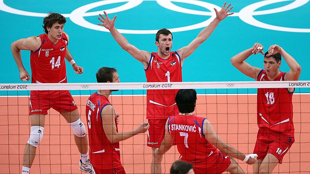 Serbian pelaajat tuulettavat Lontoon olympialaisissa.