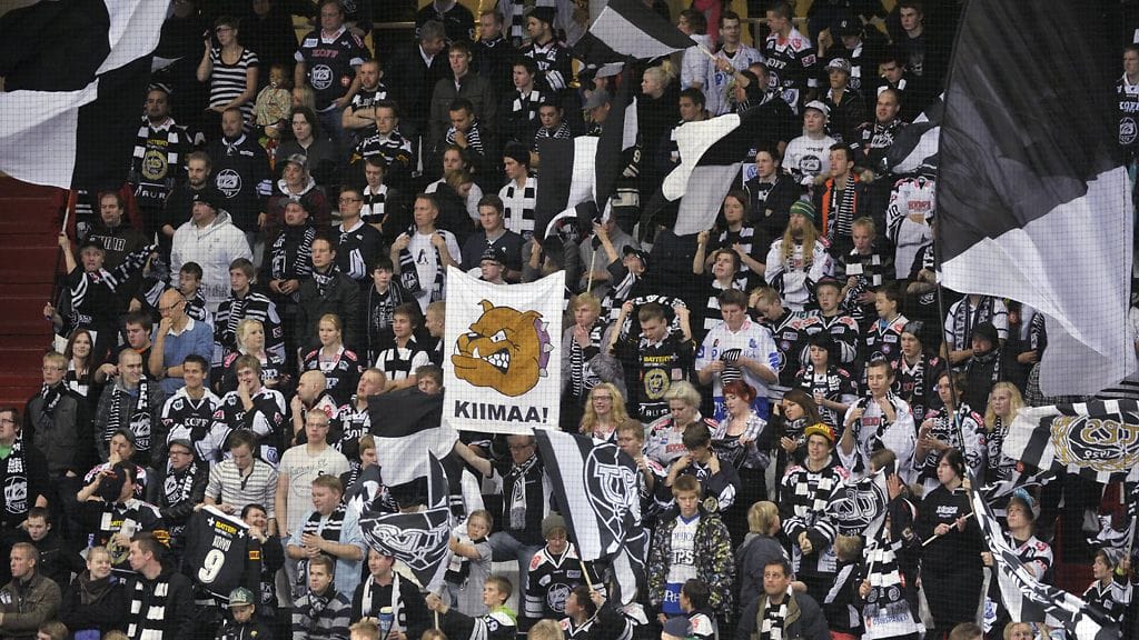 TPS-faneja lokakuussa 2012. Fanit ja seuran johto ovat keskustelleet tänään.