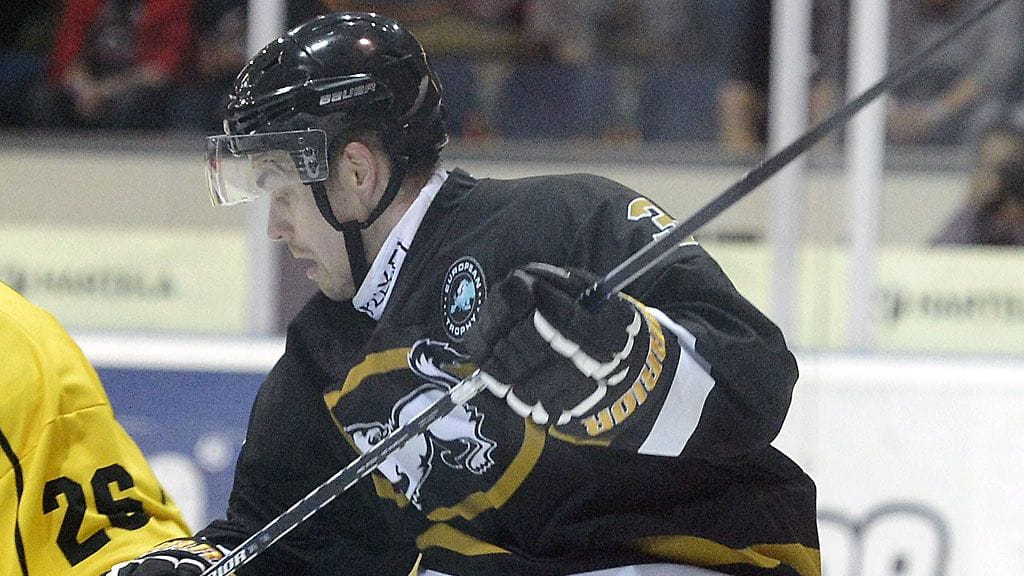 Kärppien Mikko Alikoski jäi viime pelissä Simon Suorannan jyräämäksi.