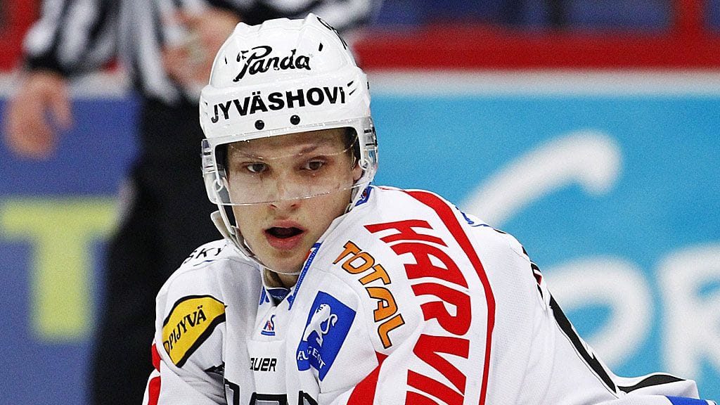 Kristian Näkyvä syötti Luulajan voittomaalin. Kuva JYP-paidassa.