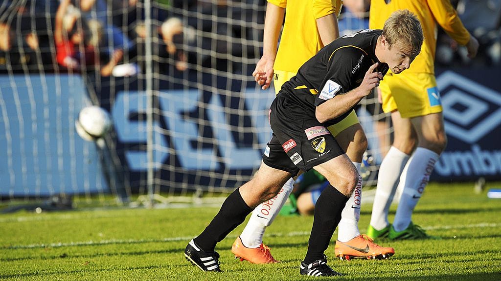 Jussi Vasara tuulettaa 1-0-maalia.