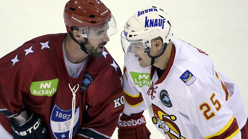 Trevor Gillies ja Jarkko Ruutu vaihtavat kuulumisia.